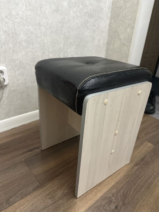 Кухонный уголок и стол со стульями