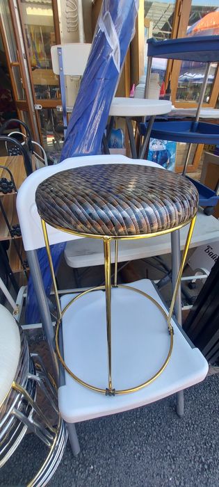 Табурет, табуретки, стулья, столы.