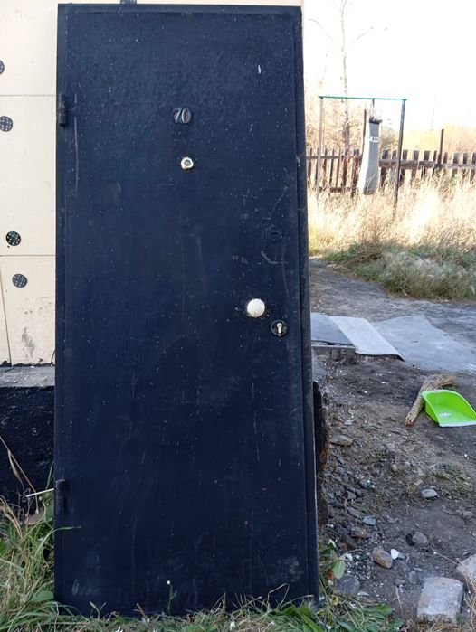 Железный дверь в   хорошем сост. Рабочи пос.