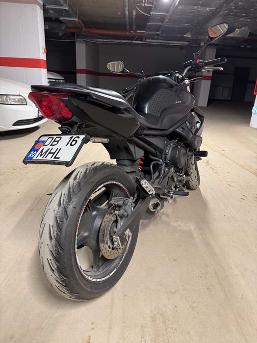 Motocicleta Yamaha XJ6 2011