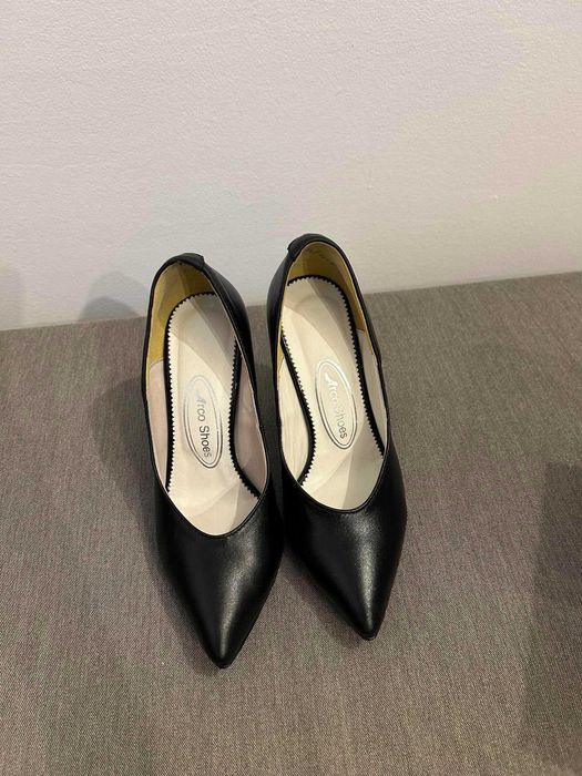 Pantofi stiletto, mărimea34 din piele naturală.