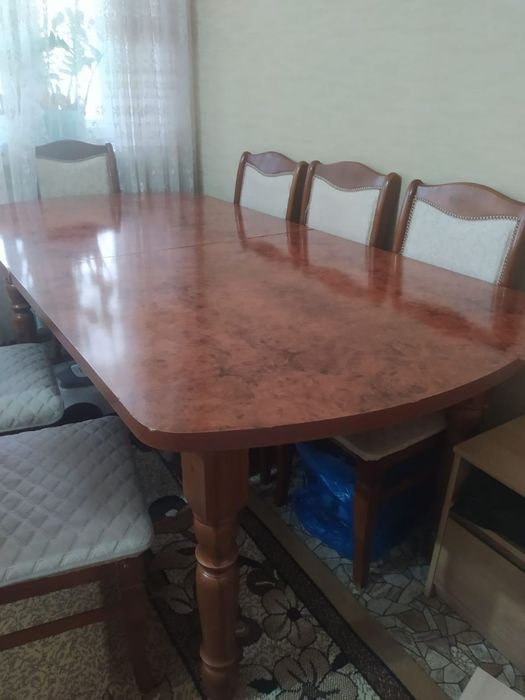 Стол со стульями за 50 000.
