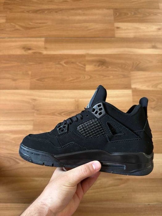 Sneakers Jordan4 cu eticheta (nu Nike, Gucci, Adidas, Balenciaga)