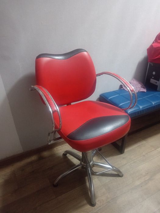 Продам кресло парикмахерское