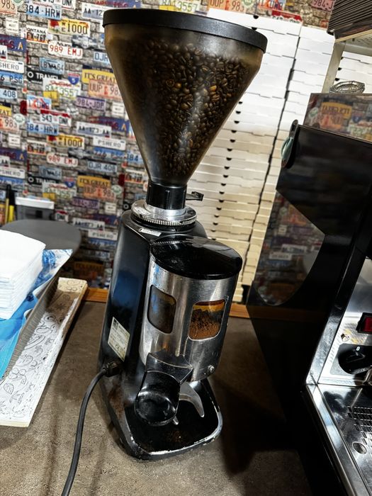 Професионална кафе машина и кафемелачка ревизирани перфектни