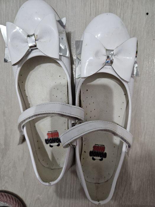 Продам белые туфельки для девочки