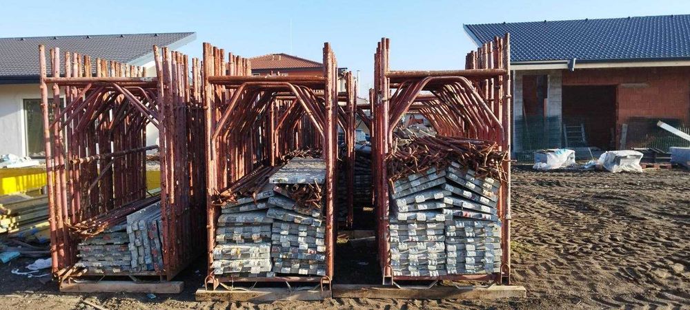 Продавам строително италианско скеле 2000 кв.м. за 14 евро на метър квадратен.