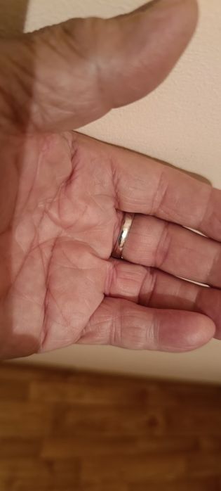 Срочно продам кольцо с изумуродом!