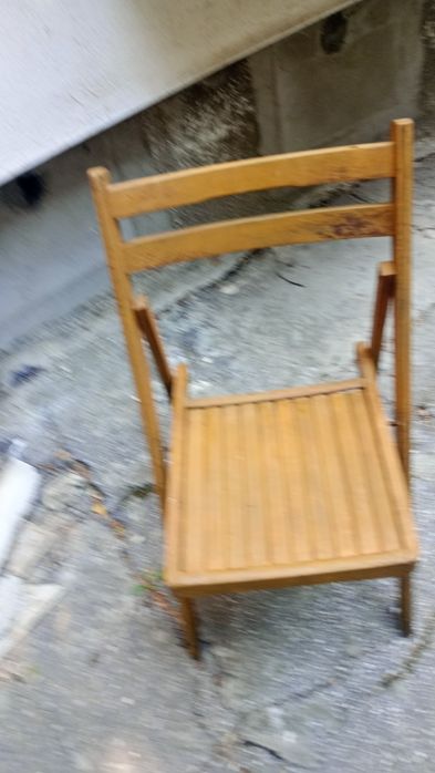 4 ри сгъваеми стола+дървена табуретка