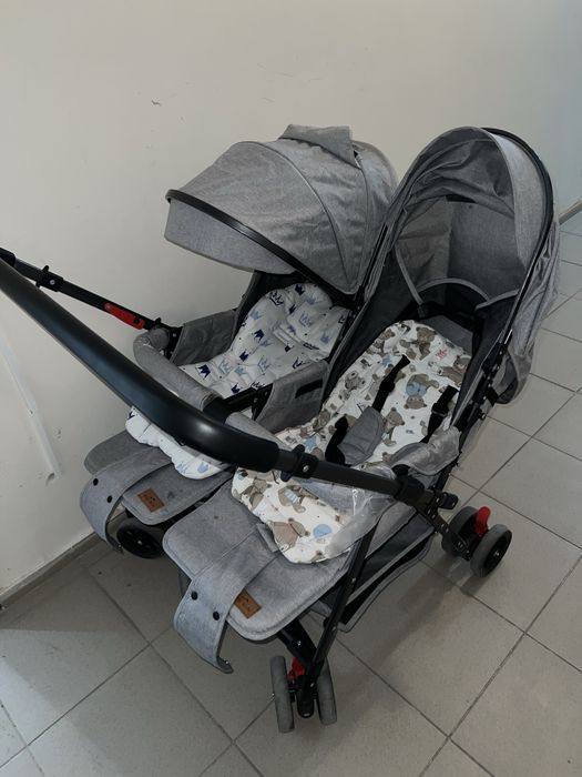 Коляска для двойни с перекидной ручкой