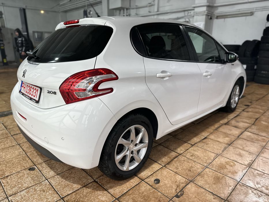 Peugeot 208 fab 2014. 1.2i benzina manual. Avariat stanga