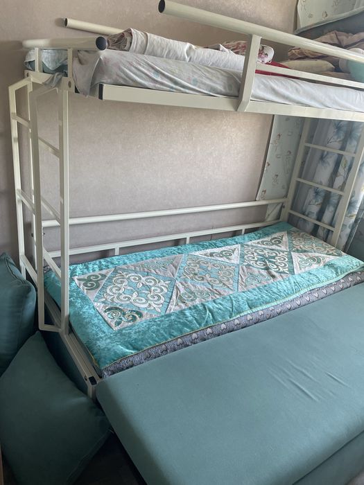 Продам кровать двухярусный