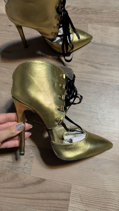 Сандали с висок ток