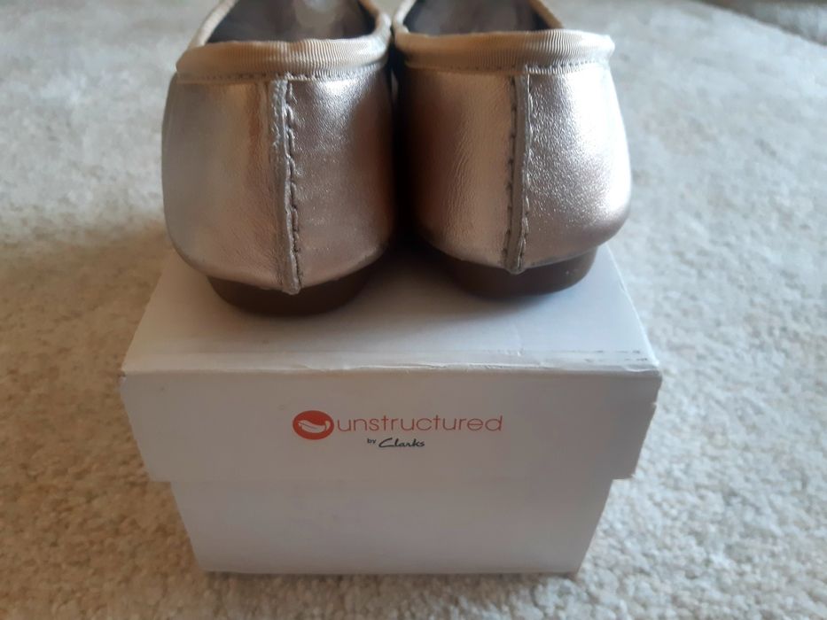 Златисти обувки Clarks
