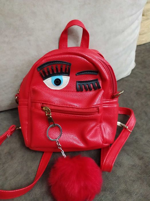 Малка червена кожена раница