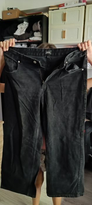 se potrivesc cu orice ținută și îți oferă un look modern, indiferent de ocazie. Material de calitate, croială lejeră .