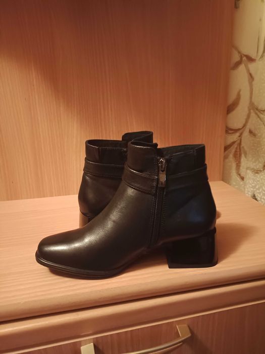 Продам новые ботильоны Caprise