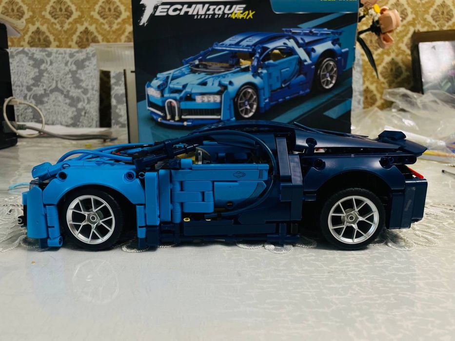 Коллекционная модель Bugatti из конструктора (1408 деталей). Собранный