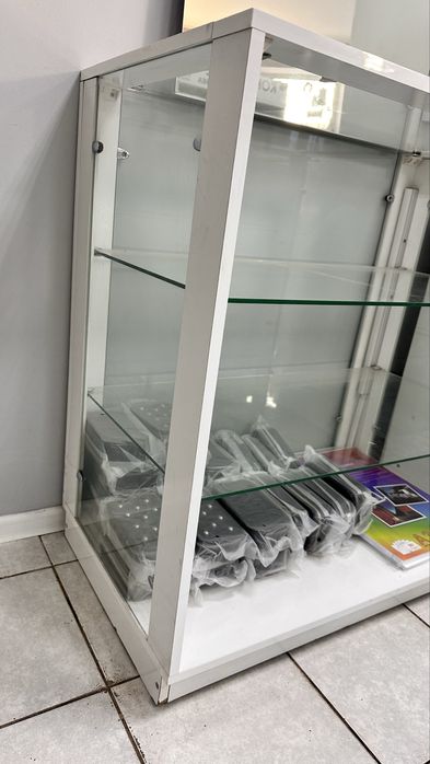 Стеклянный шкаф с полками