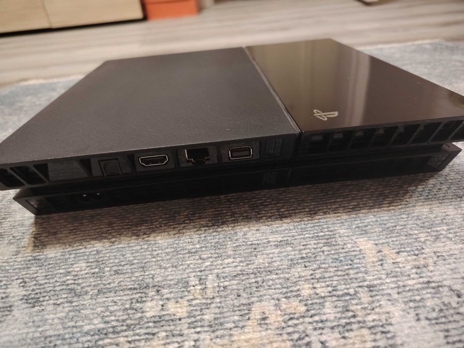 Play Station 4 с две игри+1 джойстик