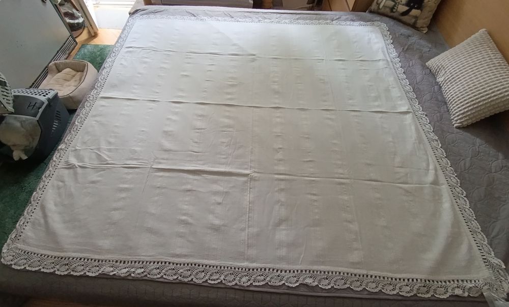 Голяма,  кенарена покривка за маса с ръчно плетена дант