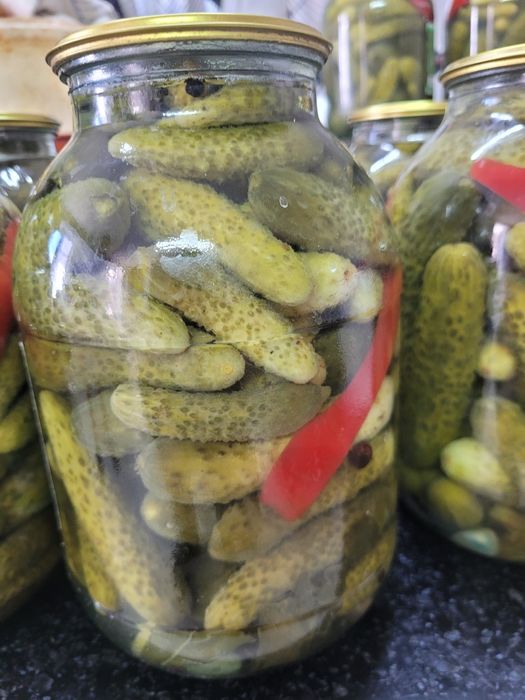Огурцы в банке и памидоры