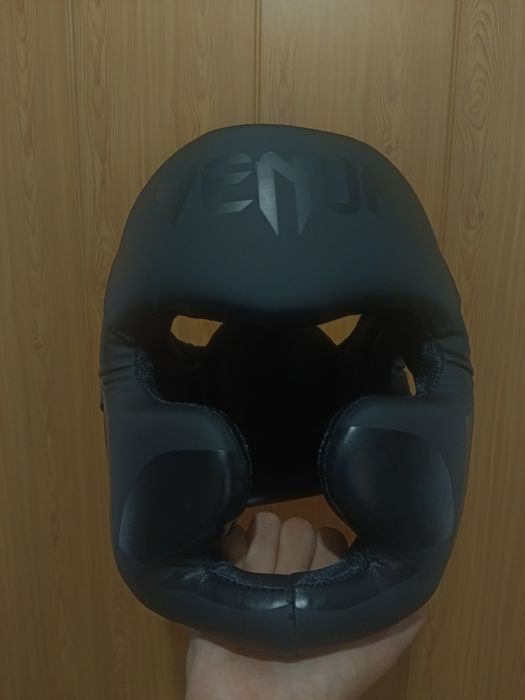 Шлем и перчатка для бокса