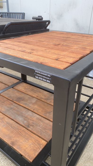 Gratar metalic cu spatiu de depozitare