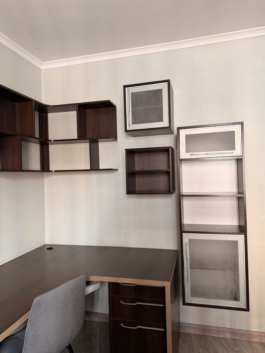 Рабочий стол со шкафами