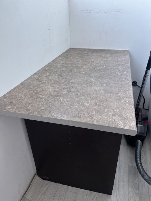 Офисный стол в хорошом состоянии