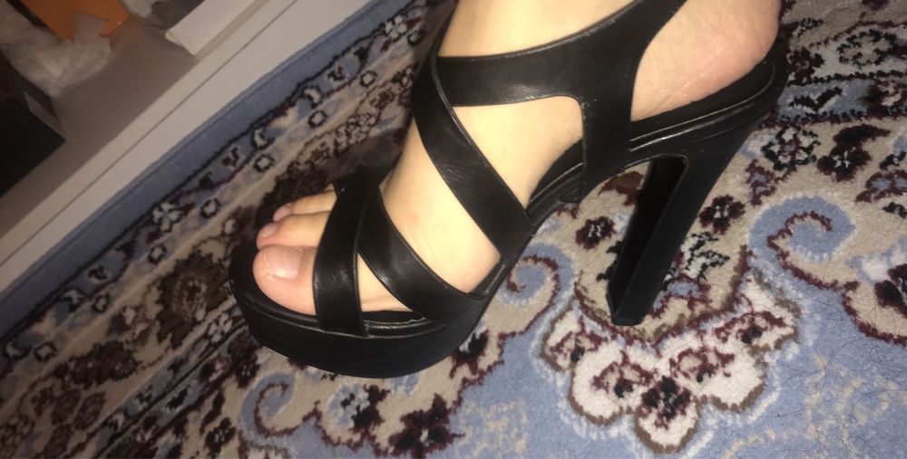 Биік өкшелі аяқ киім