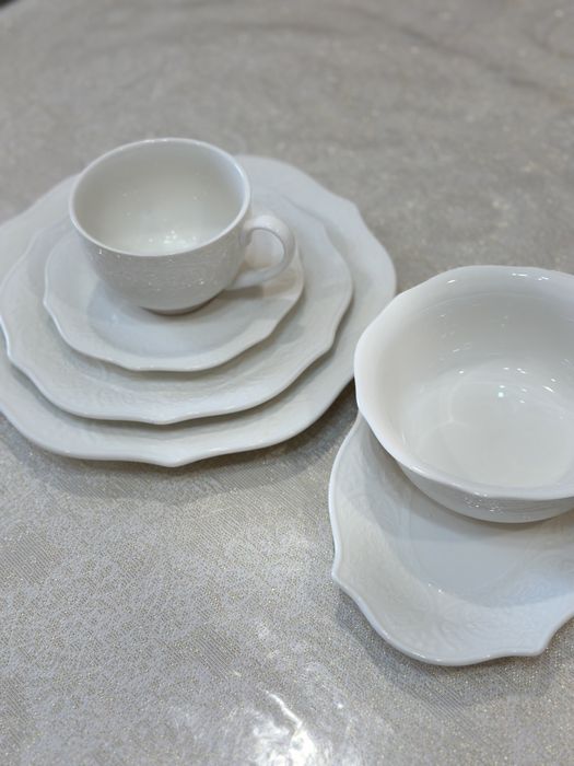 Продам белый сервиз с узорами.