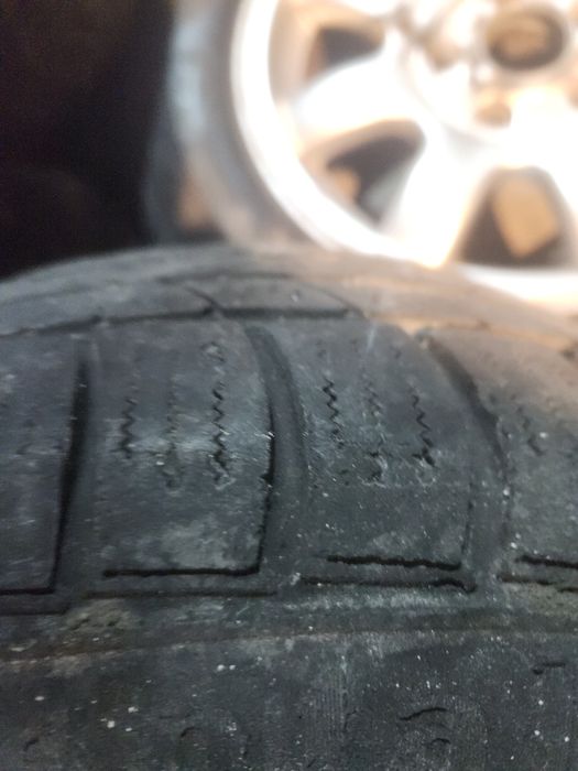 Продавам комплект от 5 алуминиеви джанти и зимни гуми  15 цола от ауди