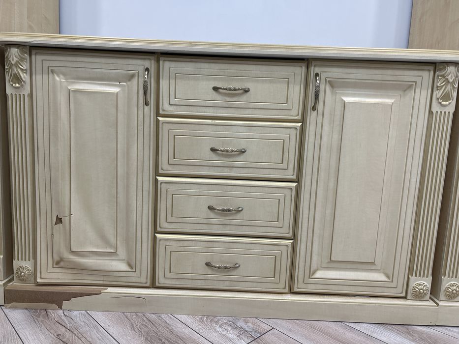 Тумба сатылады фотодағыдай есіктері жұмыс жасап тұр асты