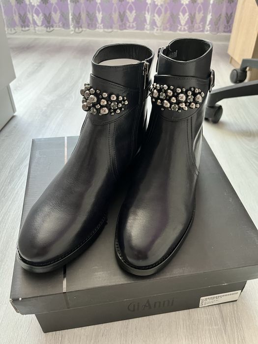 Чисто нови дамски боти