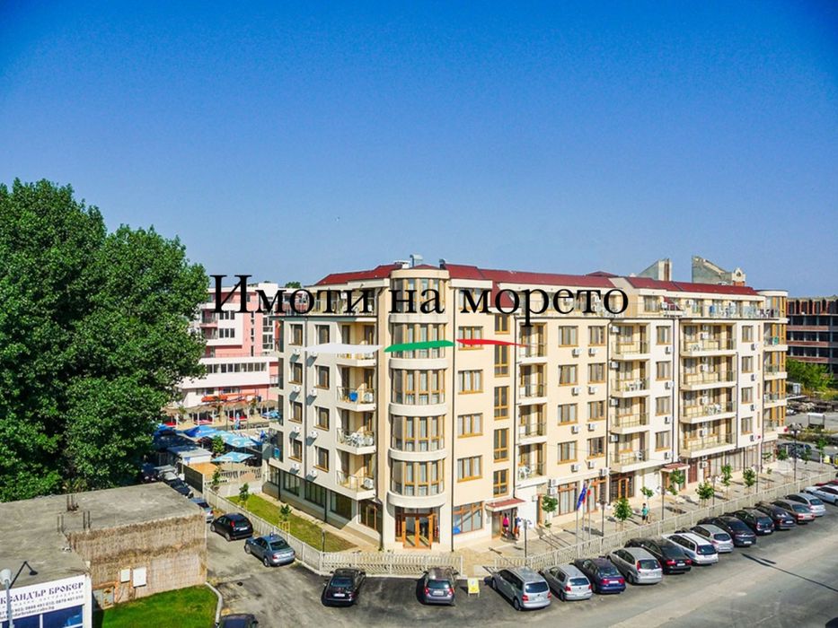 Продавам студио на партер пред басейна в затворен комплекс