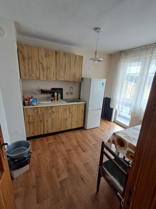 Давам под наем  обзаведен тристаен апартамент в гр.Сливница.