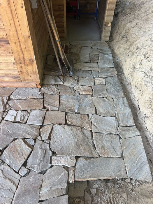 Piatra naturala decorativa Thassos Travertin scapitat si piatra poligonala
