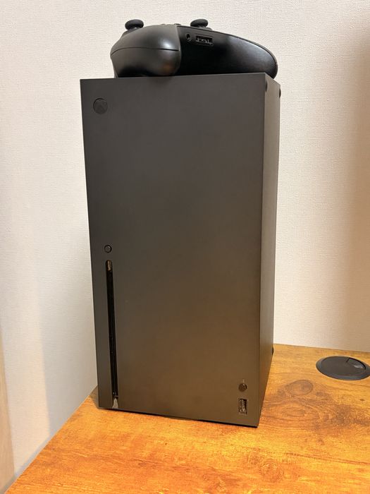 Xbox Series X 1Tb ,два геймпада