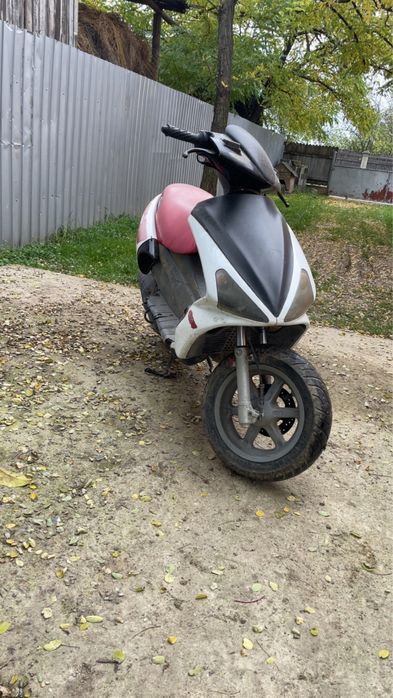 Vand doua motoare si un scuter