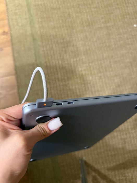 Продам Apple MacBook Air 13 (2025)