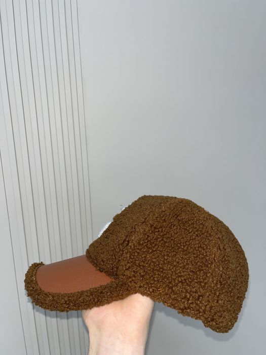 Кепка коричневого цвета