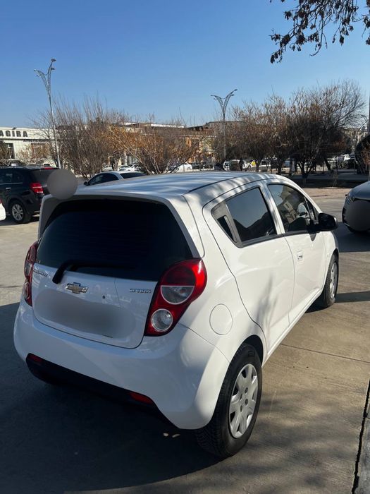 Спарк белый в хорошом состояние