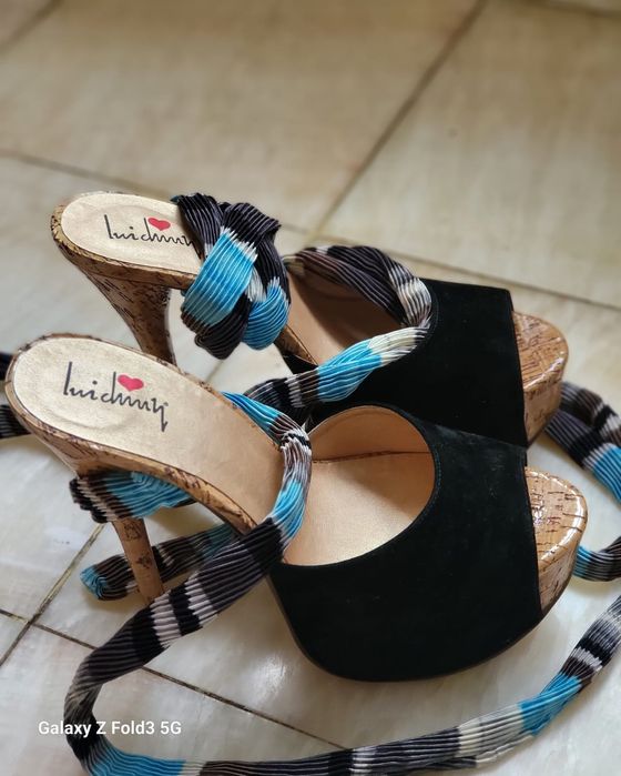 Продам женские босоножки на платформе