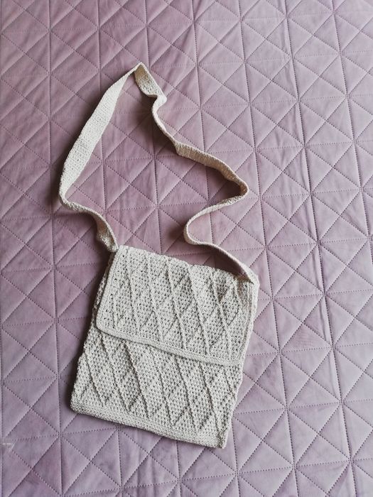 Бежова плетена чанта