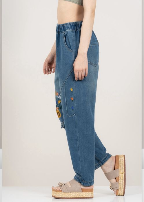 Дамски елеастични дънки с бродерия