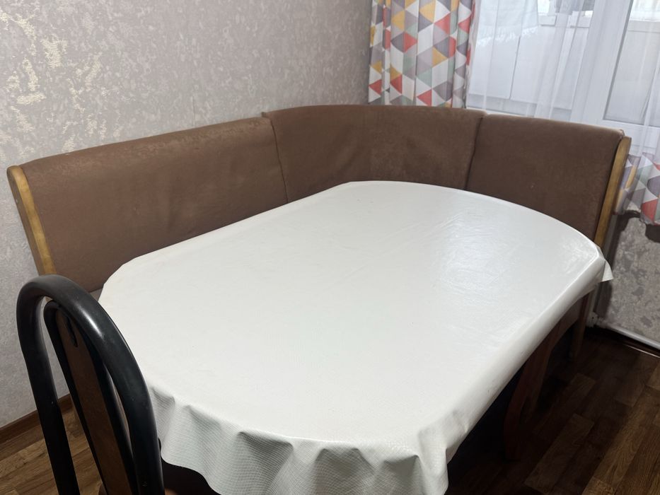 Угловой диван и стол для кухни