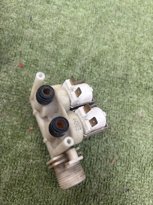 Vand electrovalvă dublă pentru masinile de spalat verticale,cu iesire la 90 c