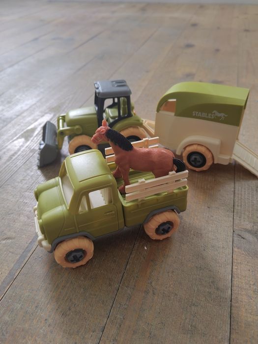 Детска играчка Камион с ремарке и кон
