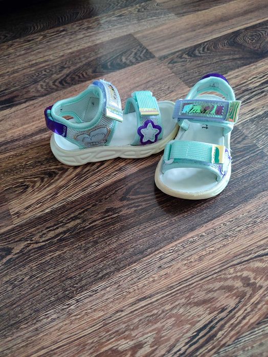 Продаю сандали для девочки